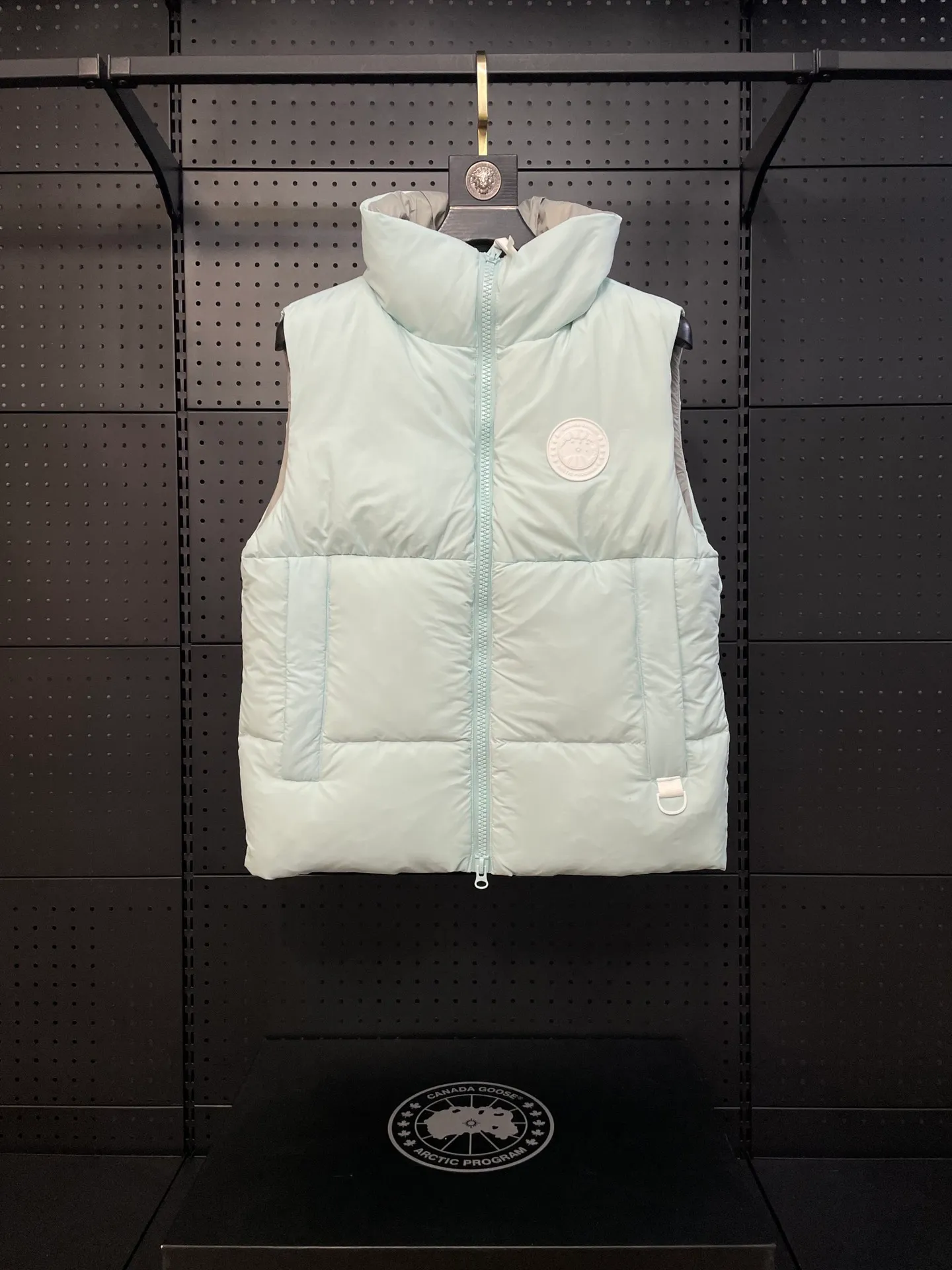 P500 Style No.: Y108 Melt Water Blue Top Pure Quality White Label Capsule Vest Vest for Couples Design Concept: New limited edition white label vest, same style for men and women, filled with 625 fill white goose down, and the fabric has a satin feel. Suitable for wearing in spring and autumn in various cities, this round neck design is classic and versatile, and has good thermal insulation effect! Fabric + Features: Fabric: 85% polyester, 15% cotton, windproof and waterproof Lining: 100% polyester, windproof and waterproof Filling: 80% pure white duck down, 20% pure white feather Fill power: 625 Care instructions: Dry clean Pockets: Straight insert + diagonal insert Pocket Zipper: Genuine ykk two-way entrance zipper tei temperature and feeling index 1: lightweight minus 5 degrees to 5 degrees. Technology: The fabric is made of cordura polyamide fabric, which is a new functional fabric and a leading technology product. The durability is 2 times higher than ordinary nylon fabric. Wear resistance, strong tear resistance, good hand feel and good color.   The liner is filled with imported 625 fill power 80 white duck down, and the liner is reinforced with anti-runaway velvet liner. The fly on the front center fly is designed with snap buttons to prevent ventilation and rain. Whether it is hiking, urban walking or polar exploration, this style can help you find the Canada Goose vest that suits your body, activities and lifestyle. Size: XS-XL